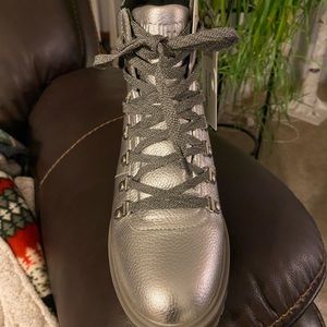 Waterproof silver cougar ankle boots never been worn  size 8